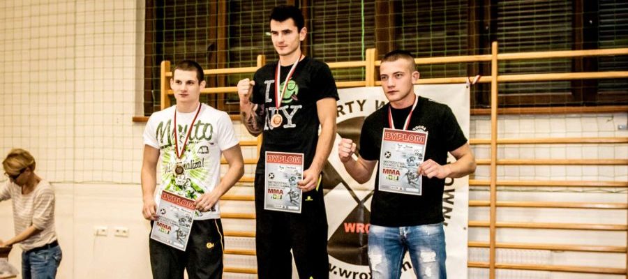 Amatorska Liga MMA Sobótka 2012. Marcin Kret i Bartek Horobiowski na podium