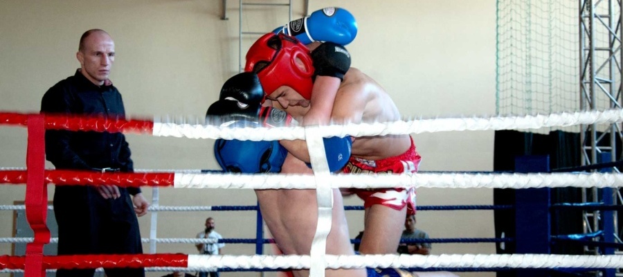 Mistrzostwa Polski Muay Thai Oriental Rules Pomiechówek 2013. Filip Adamiok w klinczu