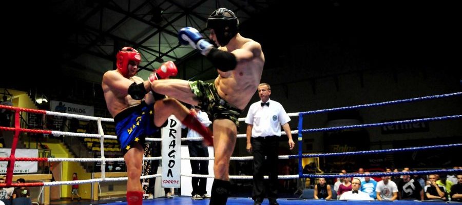 Mistrzostwa Polski Muay Thai Świebodzice 2011. Kopnięcie okrężna Mateusza Pluty