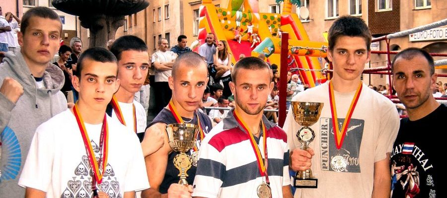 Mistrzostwa Polski juniorów Kickboxing Low-kick Kłodzko 2008. Zdjęcie pamiątkowe po zawodach