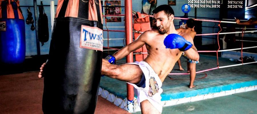 Mistrzostwa Świata Muay Thai Pro Am Bangkok 2011. Bartosz Batra podczas treningu na worku