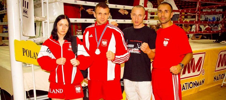 Mistrzostwa Świata Muay Thai Bangkok 2009. Dorota Drużko, Paweł Jędrzejczyk i Patryk Grudniewski z trenerem Janowskim