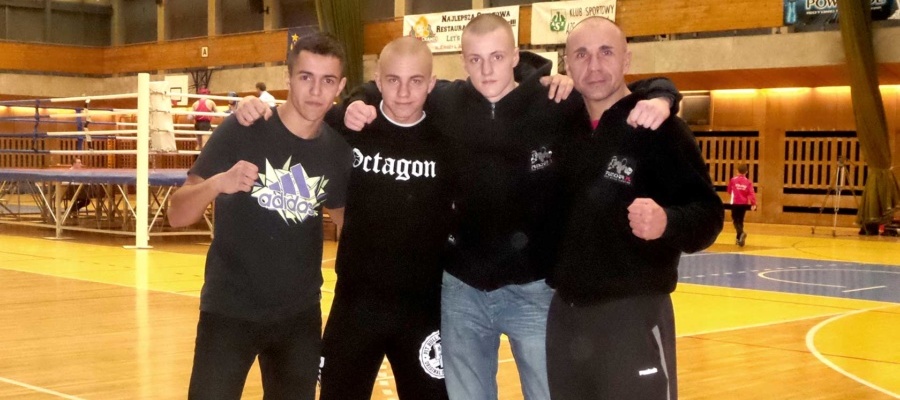 Muay Thai Samui Cup II Kraków 2014. Zawodnicy Punchera Wrocław z trenerem Janowskim