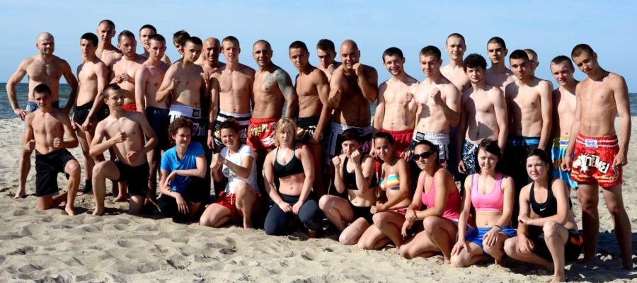 Obóz Muay Thai i MMA Łazy 2013. Zdjęcie pamiątkowe na plaży