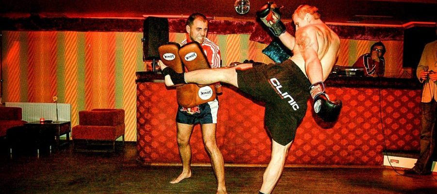 Pokaz Muay Thai w Lemoniadzie 2007. Middle-kick Rafała Patertila
