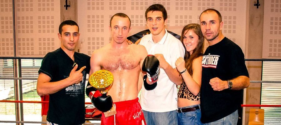 Turniej Muay Thai Strasbourg 2009. Zawodnicy Puncher Wrocław z trenerem Janowskim