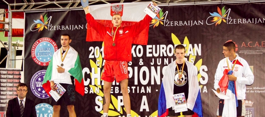 Mistrzostwa Europy w Kickboxingu San Sebastian Hiszpania 2015. Adam Gielata na podium Mistrzostw Europy w Kickboxingu