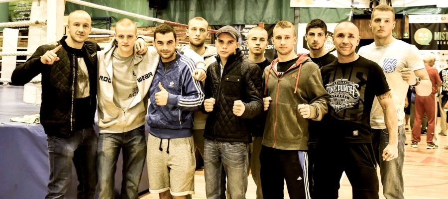 Mistrzostwa Polski w Kickboxingu K1 Legnica 2015. Zdjęcie pamiątkowe zawodników Punchera Wrocław po zakończeniu Mistrzostw Polski w Kickboxingu